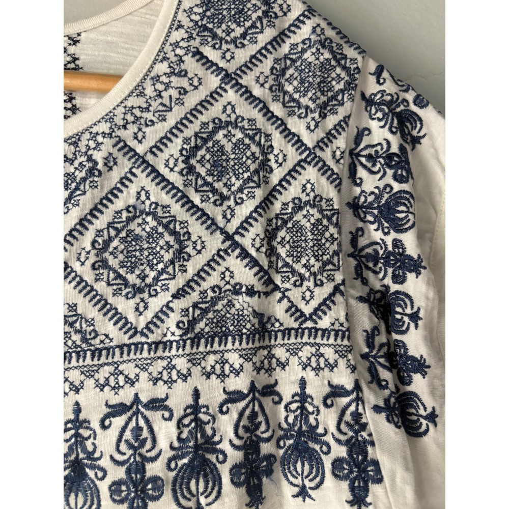 Feathers by Tolani White Blue Embroidered Cap Sleeve Top Size Medium - Picture 4 of 8